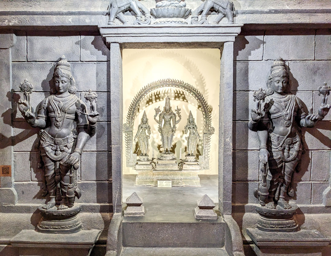 Varadharaja, eine Gottheit im Hinduismus (im Hintergrund in der Mitte), 16. – 17. Jh., im Government Museum, Chennai, Indien