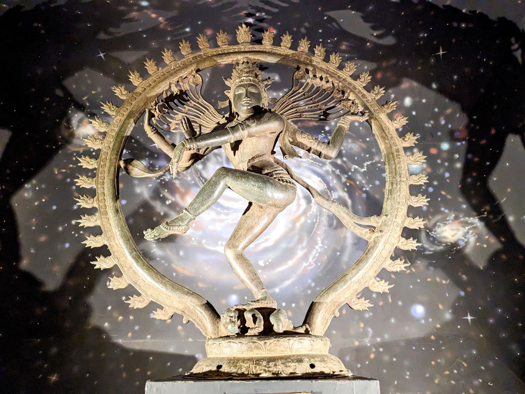 Nataraja, eine Erscheinungsform von Shiva, führt einen kosmischen Tanz auf, der den Prozess von Schöpfung, Zerstörung und Wiedererschaffung des Universums symbolisiert (Government Museum, Chennai, Indien)